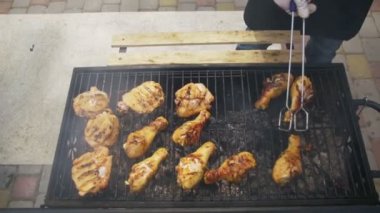 Ağır çekimde ızgara ızgara tavuk