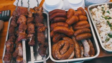 Çeşitli yemekler kapsayıcıda izinleri sokak masada yatıyor