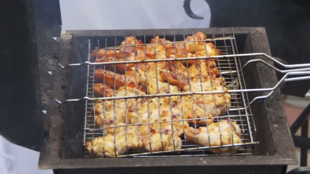 Carne de pollo cocinando en una parrilla de barbacoa — Vídeos de Stock