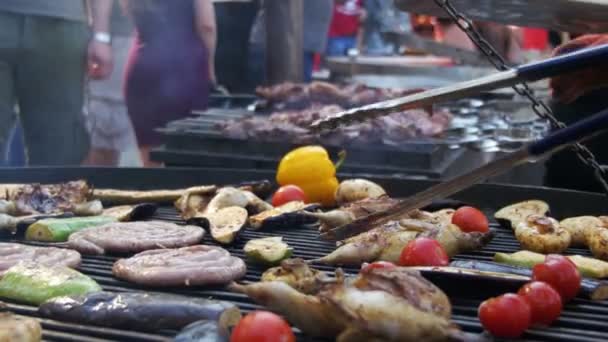 Koken Barbecue Delicious en fruit op de Grill — Stockvideo
