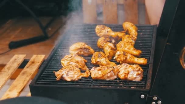 Carne de pollo cocinando en una parrilla de barbacoa — Vídeos de Stock