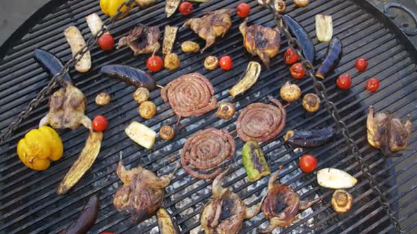 Vista superiore del barbecue di cottura Deliziosi e verdure alla griglia — Video Stock