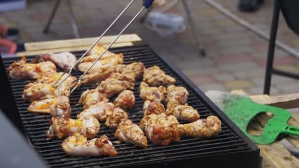 Bir barbekü ızgara pişirme tavuk eti — Stok video