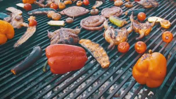 Cozinhar salsichas e legumes na grelha — Vídeo de Stock