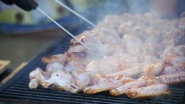 Bir barbekü ızgara pişirme tavuk eti. Ağır çekim