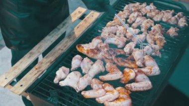 Bir barbekü ızgara pişirme tavuk eti. Ağır çekim