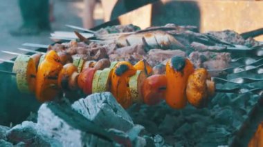 Delicious ile barbekü ızgara et ve sebze pişmiş ızgara