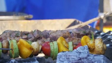 Delicious ile barbekü ızgara et ve sebze pişmiş ızgara