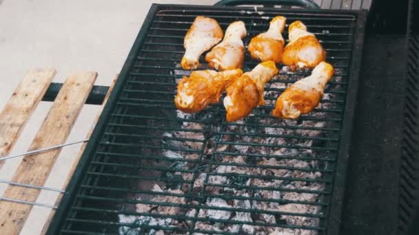 Carne de pollo cocinando en una parrilla de barbacoa — Vídeo de stock