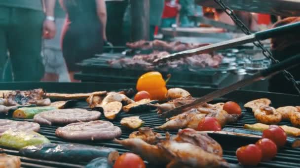 우묵 한 곳에서 고기와 야채를 요리하는 모습 — 비디오
