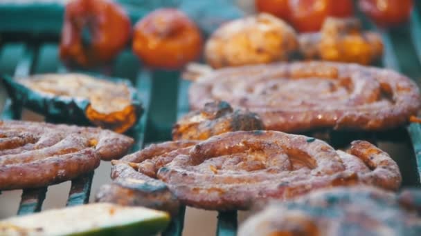 Preparación de carne y verduras en la parrilla. Moción lenta — Vídeos de Stock