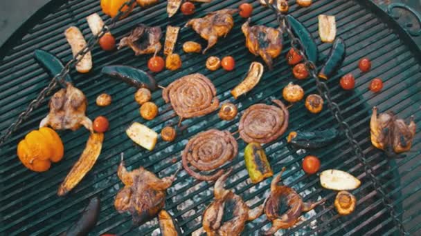 Vista superior de la cocina de carne y verduras en la parrilla — Vídeos de Stock