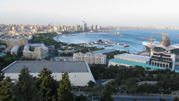 Vista panorâmica de uma cidade grande junto ao mar. Dia a noite. Prazo de validade — Vídeo de Stock