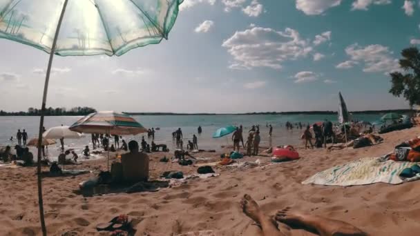 Люди отдыхают на пляже — стоковое видео