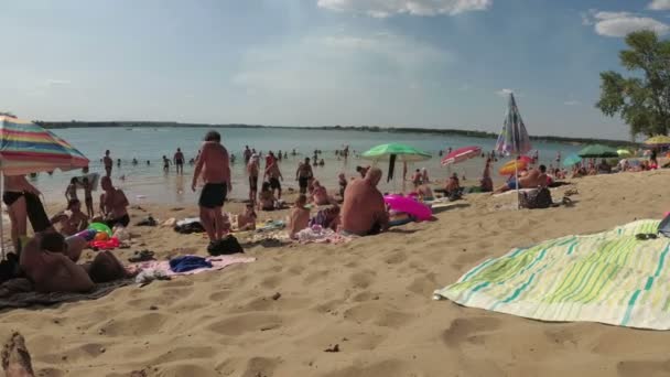 La gente descansa en la playa — Vídeos de Stock