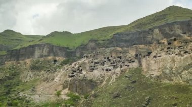 Vardzia, Georgia. Kayanın içindeki bir antik kent. Zaman atlamalı
