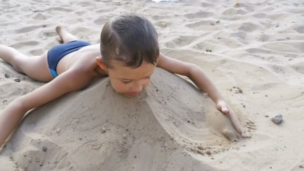 Het kind is spelen met zand op het strand in Slow Motion — Stockvideo