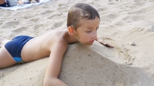 Het kind is spelen met zand op het strand in Slow Motion — Stockvideo