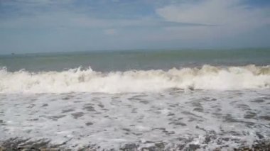 Deniz fırtınası. Dalgalar bir çakıl taşı kumsalda haddeleme.