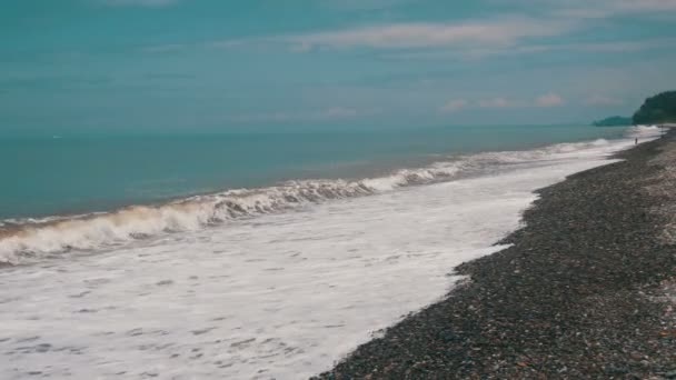 Tempête sur la mer. Les vagues roulent sur une plage de galets . — Video
