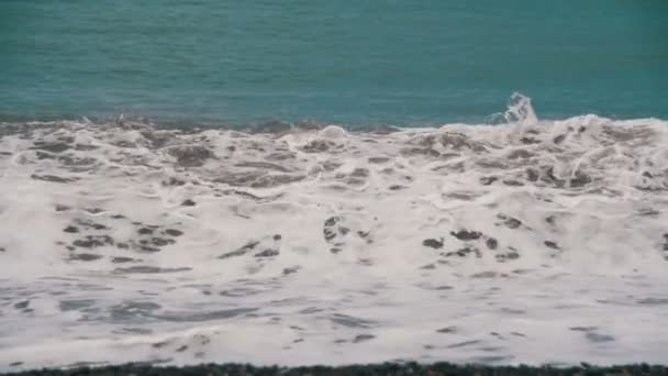 Tempête sur la mer. Les vagues roulent sur une plage de galets. Mouvement lent — Video