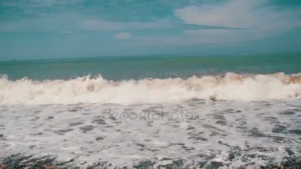 Bouře na moři. Vlny se válí na oblázkové pláži kámen. — Stock video