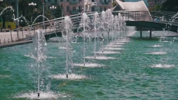 Wasserbrunnen in der Böschung von Batumi, Georgien. Zeitlupe — Stockvideo
