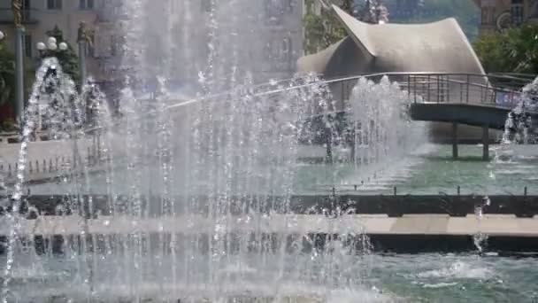 Vodní fontána v náspu Batumi, Gruzie. Zpomalený pohyb — Stock video