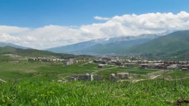 Ermenistan'ın dağlarda şehir manzaralı. Zaman atlamalı