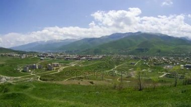 Ermenistan'ın dağlarda şehir manzaralı. Zaman atlamalı