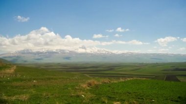 Manzara ve Ermenistan'ın dağlar. Bulutlar Ermenistan'da Dağları nın karlı tepeler üzerinde hareket ettirin. Zaman atlamalı