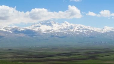 Manzara ve karlı tepeler dağlar, Ermenistan'ın. Zaman atlamalı