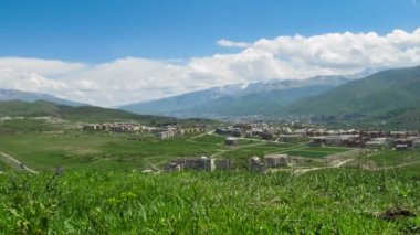 Ermenistan'ın dağlarda şehir manzaralı. Zaman atlamalı