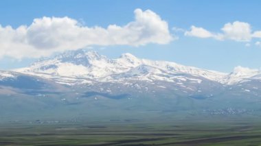 Manzara ve karlı tepeler dağlar, Ermenistan'ın. Zaman atlamalı