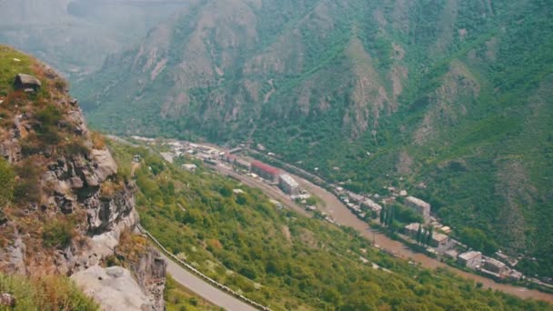 Пейзажи гор в Армении. Вид сверху. Горная река и серпантин — стоковое видео