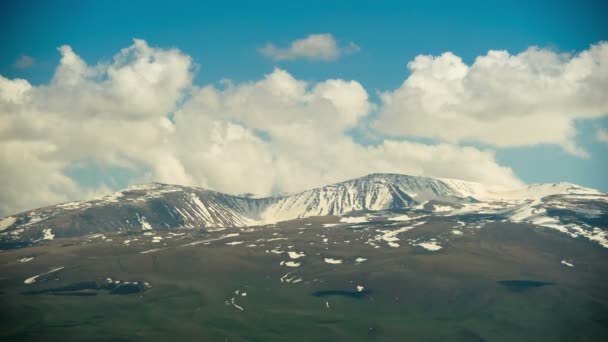 Paisagens e Montanhas da Armênia. Nuvens se movem sobre os picos nevados das montanhas na Armênia. Desfasamento temporal — Vídeo de Stock