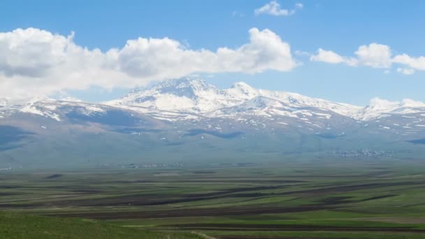 風景とアルメニアの山です。雲は、アルメニアにある山脈の雪に覆われたピークに移動します。時間の経過 — ストック動画