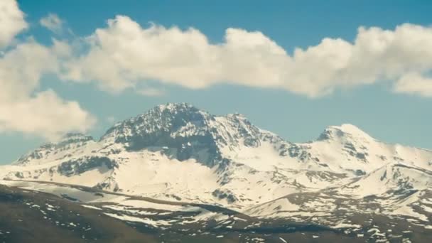 Krajina a hory Arménie. Mraky se přesunout na zasněžené vrcholky hor v Arménii. Časová prodleva — Stock video