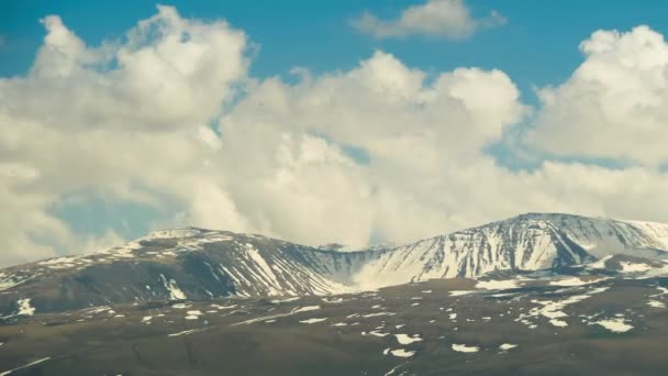 Пейзажі і гори Вірменії. Хмари перебратися на засніжених вершинах гір у Вірменії. Уповільнена зйомка — стокове відео