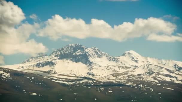 Τοπία και βουνά της Αρμενίας. Σύννεφα που κινούνται πάνω από το χιονισμένο κορυφές των Ορέων στην Αρμενία. Πάροδο του χρόνου — Αρχείο Βίντεο
