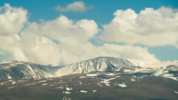 Paisagens e Montanhas da Armênia. Nuvens se movem sobre os picos nevados das montanhas na Armênia. Desfasamento temporal — Vídeo de Stock