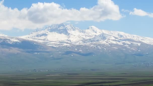 Landskap och snöiga toppar bergen i Armenien. Tidsfördröjning — Stockvideo