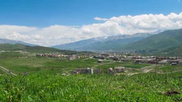 Liggande vy av staden i bergen i Armenien. Tidsfördröjning — Stockvideo