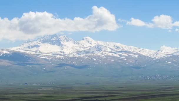 Landskap och snöiga toppar bergen i Armenien. Tidsfördröjning — Stockvideo