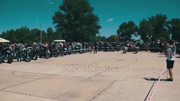 Viele Motorräder fahren auf dem Radfest — Stockvideo