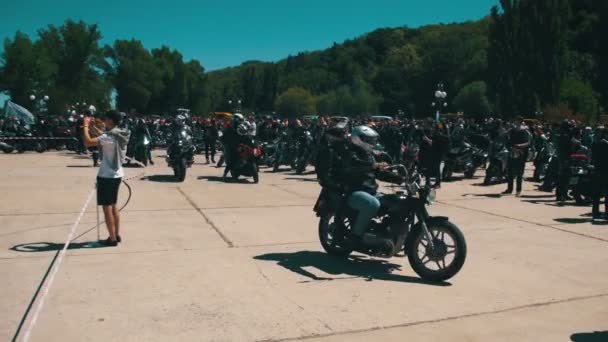 Wiele motocykli jeździć na rowerze festiwalu — Wideo stockowe