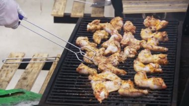 Yavaş çekimde bir barbekü ızgara pişirme tavuk eti