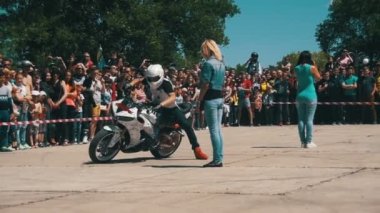 Dublör Moto Show. Aşırı motor sporları. Bisikletçileri Parade ve gösteri. Ağır çekim