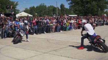 Dublör Moto Show. Moto binici arka tekerlek üzerinde sürmek. Bisikletçileri Parade ve gösteri. Ağır çekim