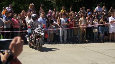 Dublör Moto Show. Moto binici arka tekerlek üzerinde sürmek. Bisikletçileri Parade ve gösteri. Ağır çekim